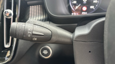 Volvo Xc40 2.0 T4 R DESIGN 5dr AWD Geartronic Petrol Estate